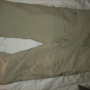 Fjällräven byxor - Fjällräven byxor beige. Fint skick, använt fåtal gånger. Mycket fickor på byxorna. Går även att göra byxorna till shorts/kortare. Pris kan diskuteras vid snabb och smidig affär.