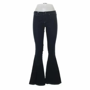 Utsvängda lågmidjade jeans - Säljer dessa jeans jag köpte på sellpy då de inte kommer till användning. Använda några gånger. Kan skicka fler bilder om det behövs, buda gärna i kommentarerna 💕