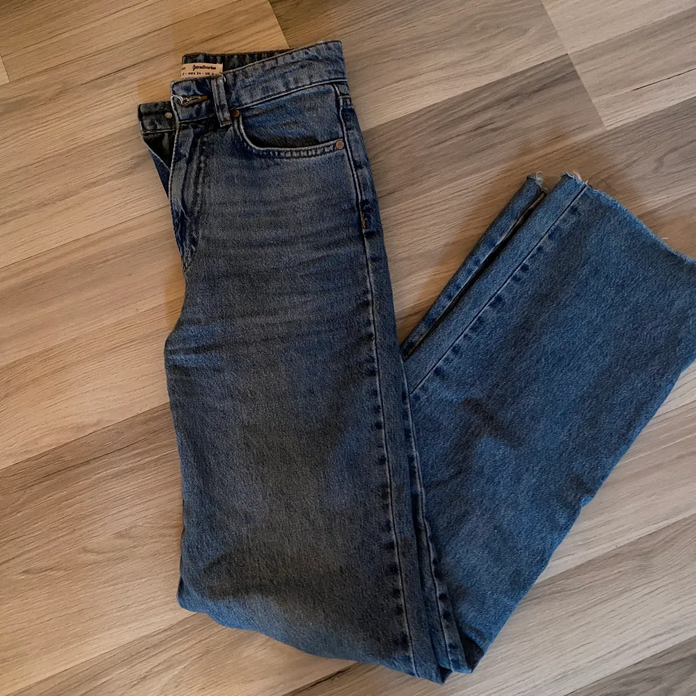 Jag säljer nu mina jeans i storlek 24. Jeansen är sparsamt använda! Byxorna är i modellen ”straight leg” och är slitna nere vid foten.😊 Priset är exklusive frakt, så frakt kommer sedan att läggas till☺️. Jeans & Byxor.