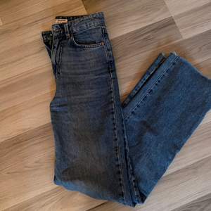 Jag säljer nu mina jeans i storlek 24. Jeansen är sparsamt använda! Byxorna är i modellen ”straight leg” och är slitna nere vid foten.😊 Priset är exklusive frakt, så frakt kommer sedan att läggas till☺️