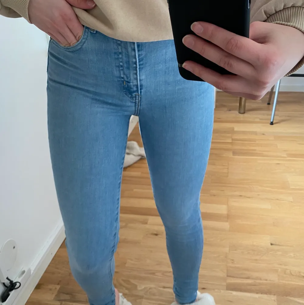 Ett par skinny Levis jeans, ljusblåa! Supersköna! Storlek 25. Använda 1 gång. . Jeans & Byxor.