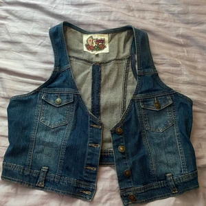 Svincool jeansväst från rosebud denim! - Retro, väldigt y2k jeansväst storlek L. Perfekt skick, knappt använd. Från rosebud denim (joy jeans). 150kr + 66kr spårbar frakt = 216kr totalt, eller mötas i Uppsala!