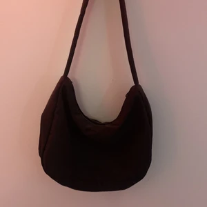 Svart väska  - Jätte fin väska, (kort) använts fåtal gånger, säljer för att den inte kommer till användning längre 