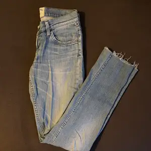 Vintage Tiger of sweden lågmidjade jeans i storlek 27/34. På bilderna ser de grå ut men de är ljusblå. Fler bilder finns om önskas. Då de är för små för mig finns inga bilder på men de är en straight fit skulle jag säga. Lågmidjade och vintage. 