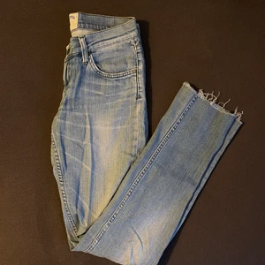 Vintage Tiger of sweden lågmidjade jeans - Vintage Tiger of sweden lågmidjade jeans i storlek 27/34. På bilderna ser de grå ut men de är ljusblå. Fler bilder finns om önskas. Då de är för små för mig finns inga bilder på men de är en straight fit skulle jag säga. Lågmidjade och vintage. 