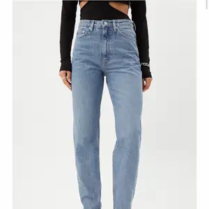 Säljer dessa fina Jeans då dom är för korta för mig som är 174. Väl använda men i bra skick! Köpta för 500 men högsta bud är 400! Köp direkt för 300!!🤍🤍