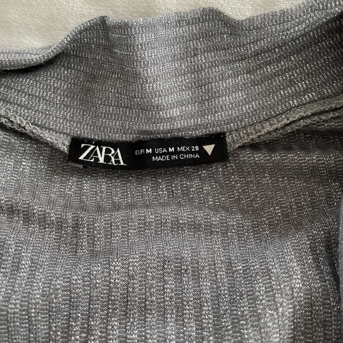 Glittrig blus från Zara - 91