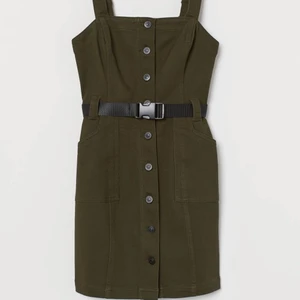 Jeansklänning hm 36 grön - Grön jeansklänning från hm med skärp passar S, den har lite stretch i sig. Hämtas i Segeltorp eller postas mot fraktkostnad 