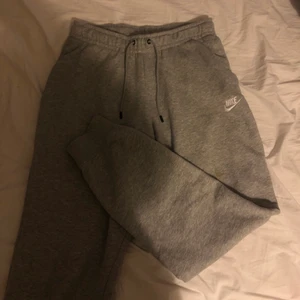 Nike  - 200kr+ frakt. Säljer mina gråa nike mjukisbyxor på grund av att jag vill ha en mindre storlek, de här är i storlek S och de är bara lite för långa på mig och jag är ungefär 162 cm lång men det var mest att de var för stora vid röven osv och inte längden. De har en liten fläck vid ena sidan på låret ungefär men tror att den kan gå bort om man har rätt tvätt saker (har ej testat utan bara i vanlig tvättmaskin) de är köpta på Zalando. Om man bortser från fläcken är de i nytt skick. 