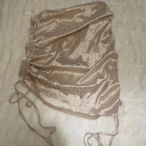 Kjol oanvänd - helt ny och oanvänd. Stl M. Passar säkert en S också!! Har inga bilder på. Utan endast dessa. 100kr eller högsta bud. Frakt på 30kr tillkommer🤍