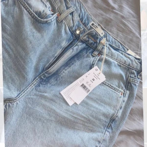 Helt nya Gina tricot 90s jeans - Helt nya, lapparna finns kvar och endast provade. Säljer pågrund av felköp av storlek. Nypris 600, vid snabb affär kan pris diskutera