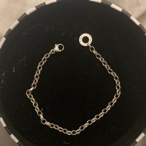 Thomas Sabo Armband  - Ett armband från Thomas Sabo i fint skick. Fick de i present och testade en gång, men de är för litet så har inte använt de sen dess. Ca 16 cm långt. Man kan sätta på berlocker på det. Likadant som de trendiga Thomas Sabo berlockarmbandet fast en tunnare modell! 💖💖 (köparen står för frakten, man får med lådan!) 
