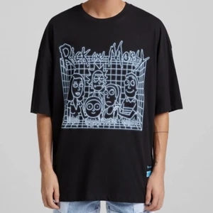 Rick and morty baggi tröja (svart) XS - Det är en baggi tröja så de sitter lite lös. Jätte beckväm att ha sig. Har inte används ute nån gång helt ny. 