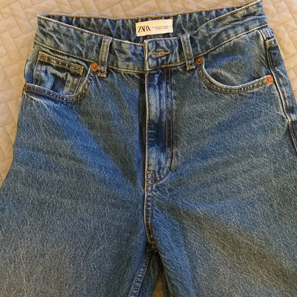 Supersnygga jeans från zara, sparsamt använda under en säsong. Väldigt bra i längden (är 175 cm och de passar perfekt för mig), annars går det bra att klippa upp då modellen redan är uppklippt. Köpare står för frakt! . Jeans & Byxor.