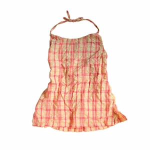 rutig baby topp - rutig halter neck baby top som är så sjukt fin och somrig🧚 passar xs-s och frakten tillkommer💚 ursäkta för det dåliga ljuset på de andra bilderna