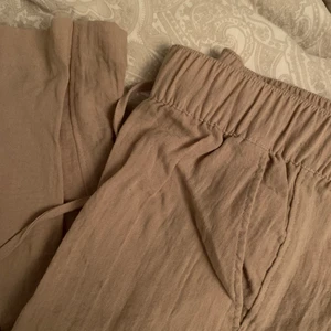 Linnebyxor  - Linnebyxor som är för små och för korta, från hm strl S