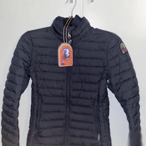 Parajumper jacka dam storlek S  - Äkta parajumper som är Köpt på johnells för 3 månader sen , använd fåtal gånger så den är precis som ny , inte omöjligt att gå ner lite i pris :) 
