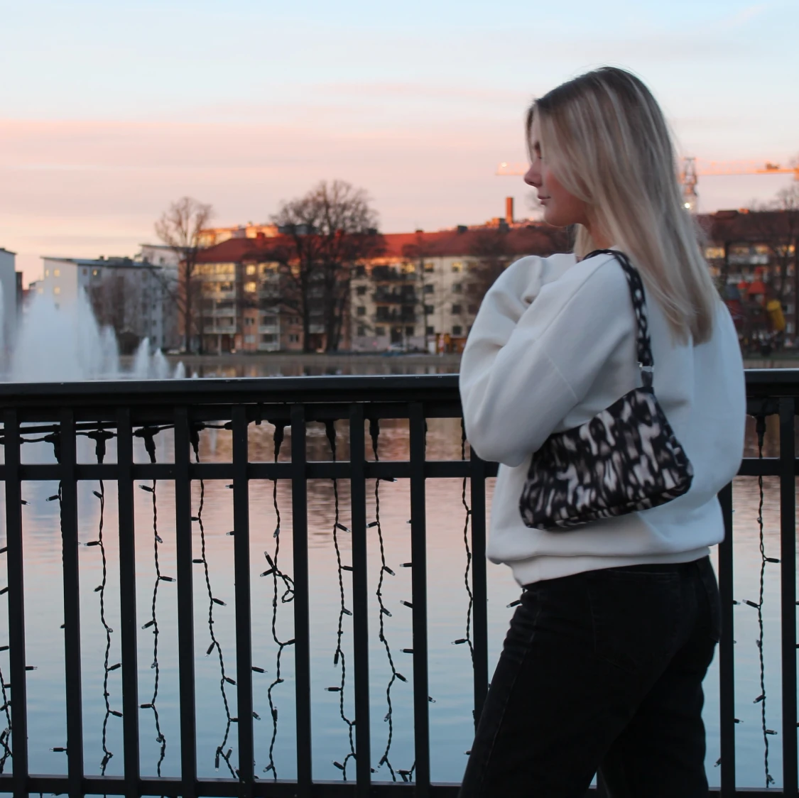 Svartvit mönstrad väska  - 91