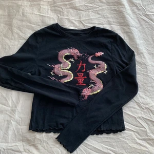 Croptop - Jättefin croptop med japanskt tryck🍱🗾 Superfin och lätt att matcha👌 I storlek S men passar även XS