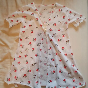 Blus - Jätte söt blus, vet tyvärr inte märket eller storlek men gissar på xs/s. Passar jätte fint med ett vitt linne under. Skriv vid intresse🌹