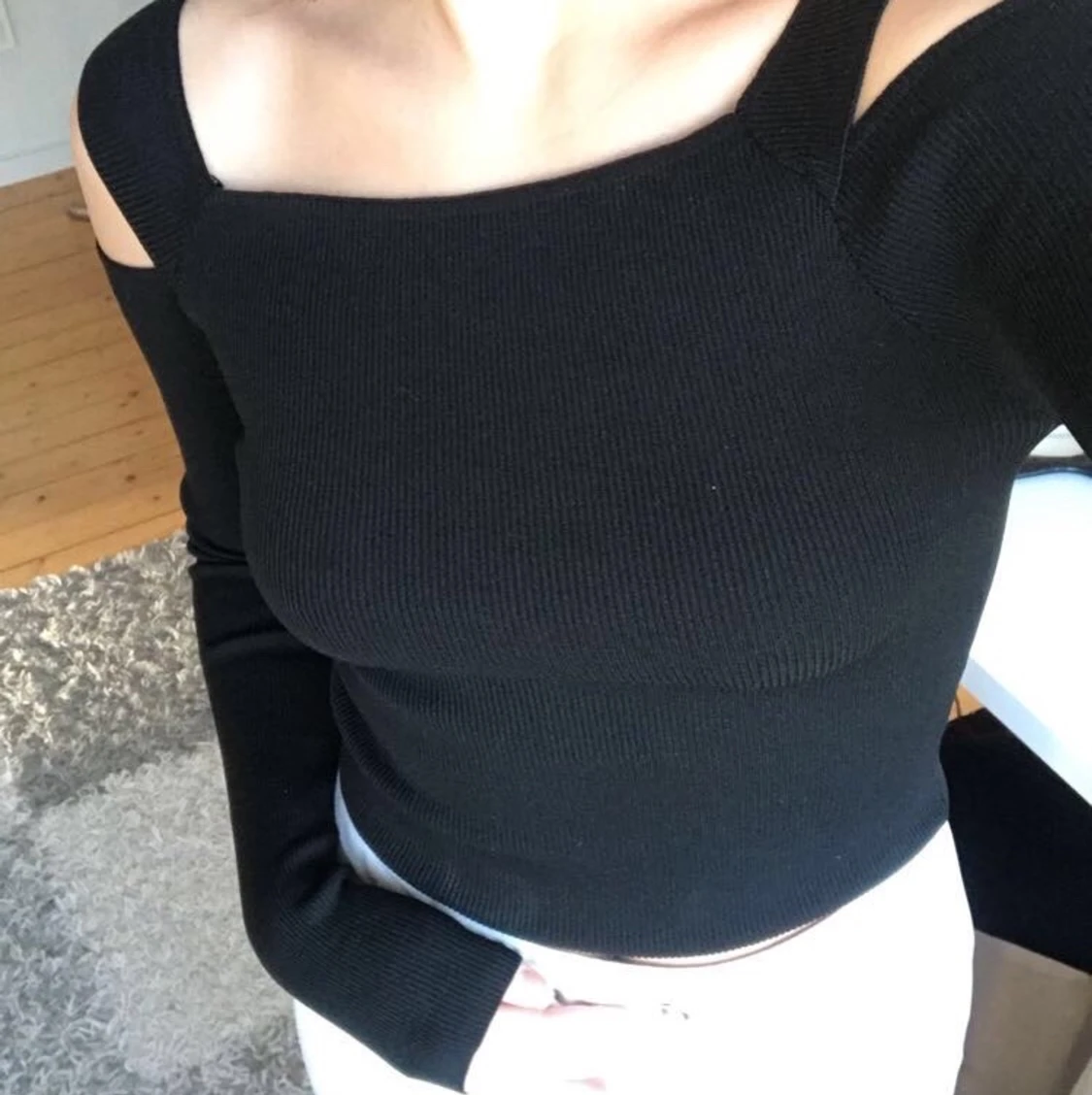 Svart topp med cutouts