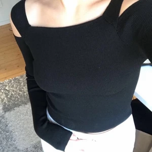 Svart topp med cutouts  - Säljer denna jättefina topp med cut outs som sitter tajt. Jag säljer då jag inte har fått användning för den. Den är i toppskick🤩💜