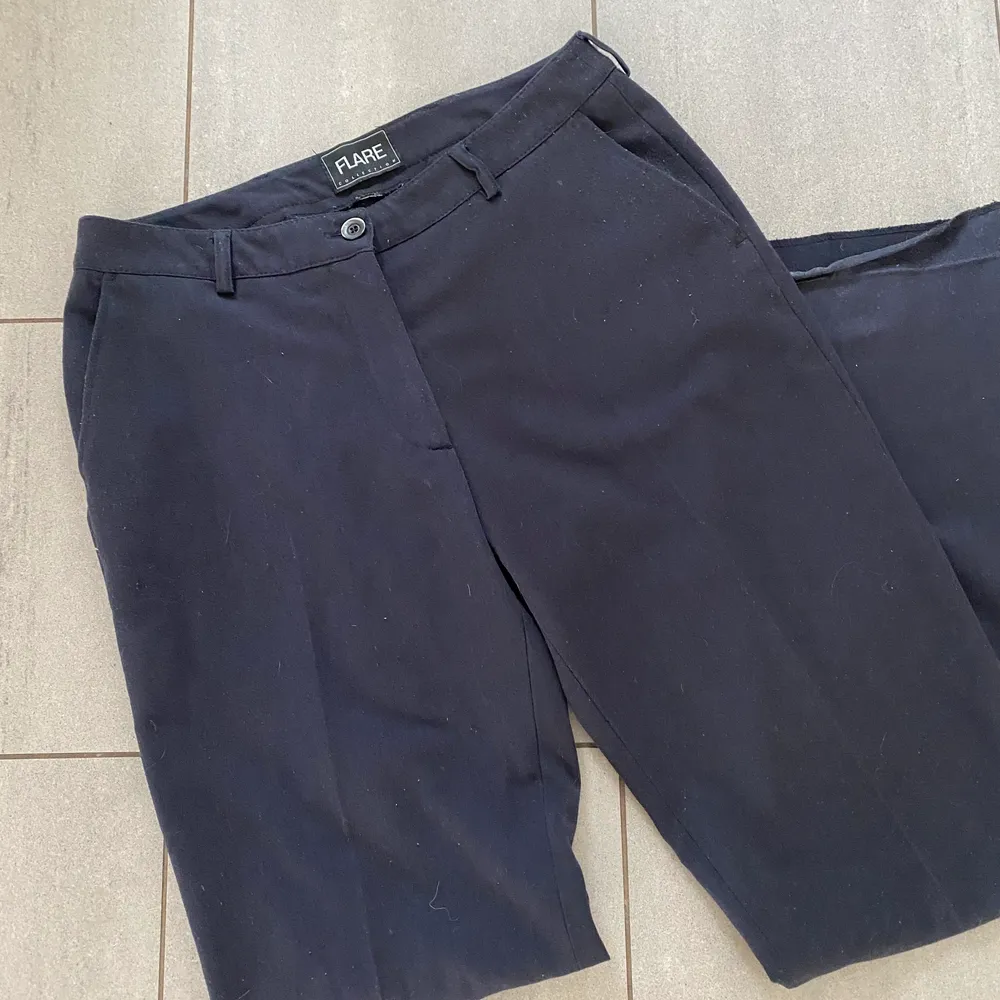 Mörkblå kostymbyxor köpt vintage! Märket är Flare och byxorna är i stl M🤩. Jeans & Byxor.