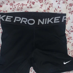 Nike PRO  - Nike pro shorts! Använda ca 3 gånger och säljes pga att jag behövde en mindre storlek! Bra passform , helt enkelt jätte fina! Nypriset var ca 300kr och pris får diskuteras om någon är intresserad! Frakt betalas av köparen men alla priser får vi diskutera om! ✨ storlek : S , 