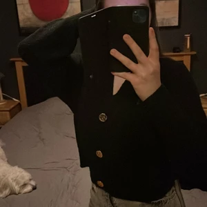 Stickad tröja storlek L - En superfin stickadtröja med guldknappar,storlek L men sitter super fint på dem som har storlek S och M även.Tröjan är i nyskick använd bara ett fåtal gånger.