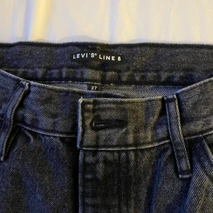 Levis line 8 - Superfina jeans men tyvärr för stora för mig. Sista bilden är lånad från Levis hemsida, samma modell i annan färg. Köpare står för frakt 