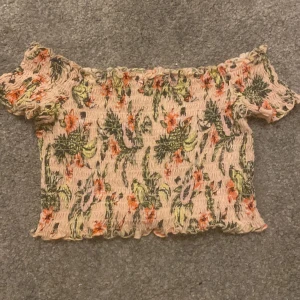 Somrig topp - Fin sommar topp som aldrig används. Köpt på hm för 100kr men säljer den för nästan halva priset eftersom jag vill bli av med den