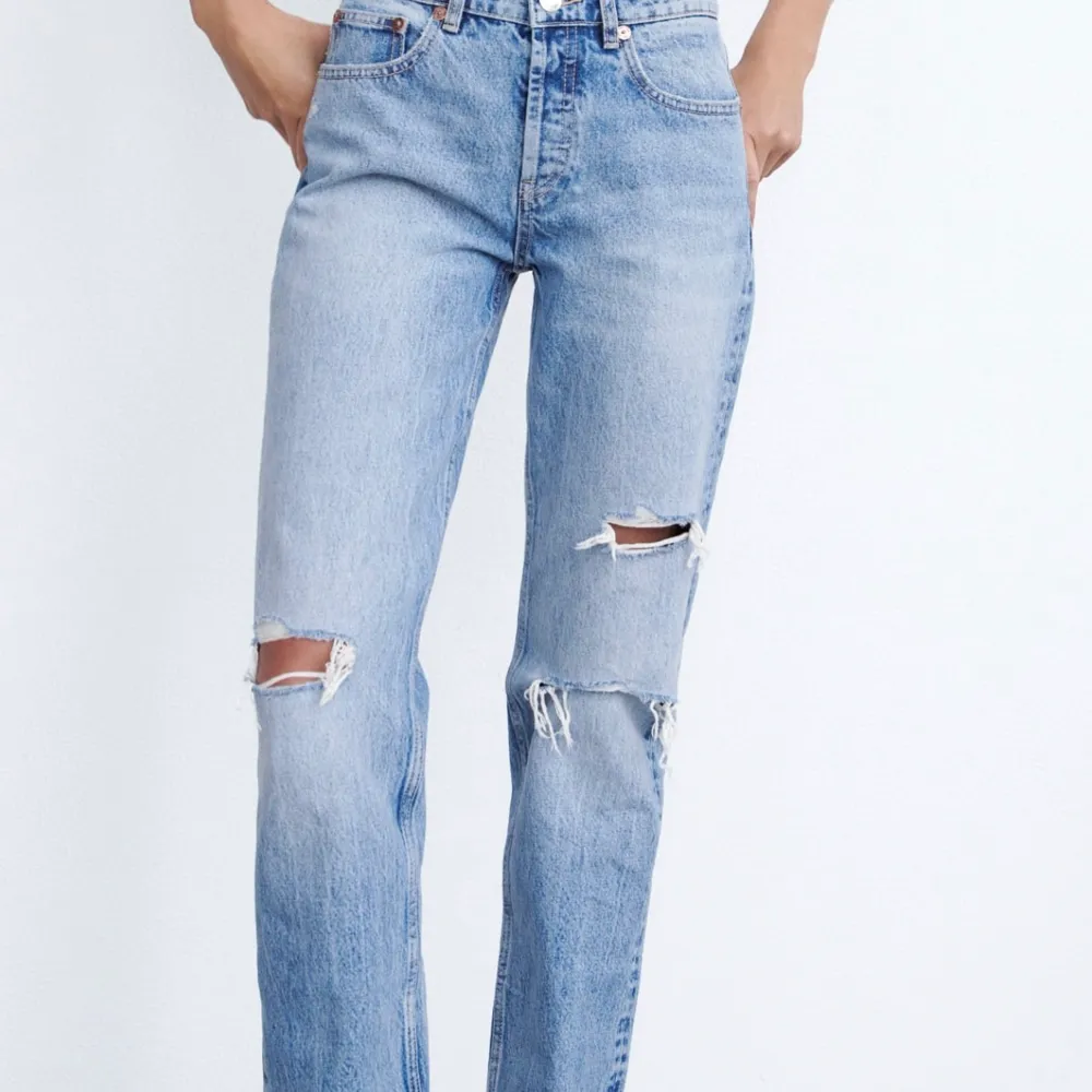 Helt nya jeans från Zara stl 36 men skulle kunna passa stl 34 för dom är små i storleken ❤️‍🔥. Jeans & Byxor.