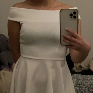 Klänning - Fin vit klänning i storlek 34 men passar både XS/XXS och S. Använt 1 gång på skolavslutning annars är den som ny!