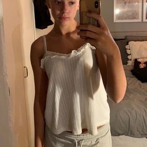 Vit linne, Zalando  - Säljer mitt mango linne jag köpte på Zalando, bra skick, köpte i somras it använt så mkt. Väldigt fin för sommaren, nypris 299