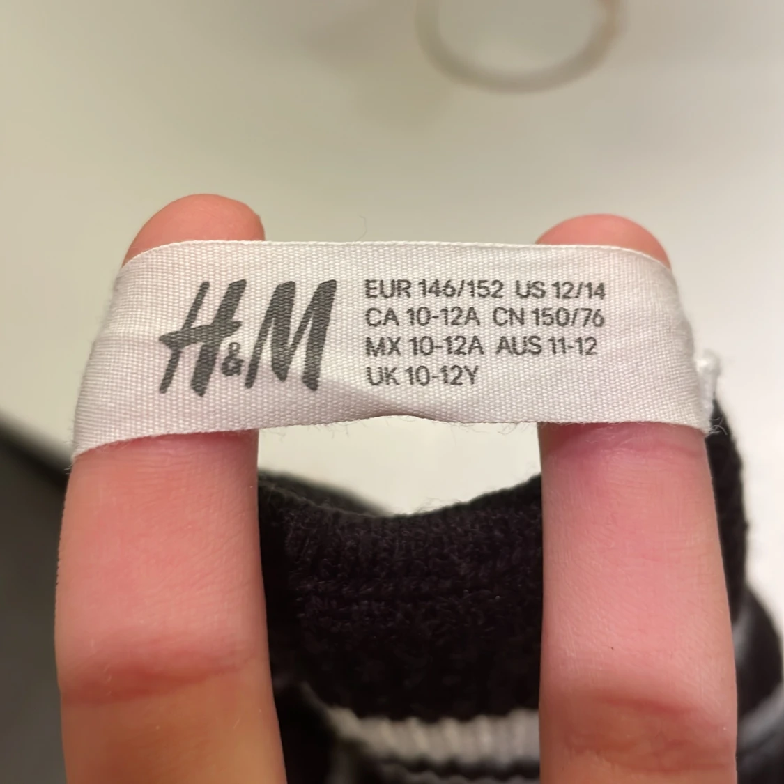 Svart randig hm tröja🖤använd 1-2  gång  - 91