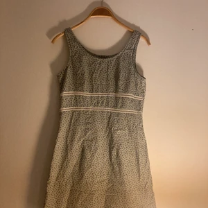 Klänning - Blommig sommarklänning, jag köpt på secondhand! 
