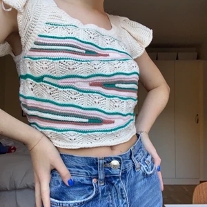 Stickad topp från Gina🥰 - Säljer min stickade topp från Gina Tricot. Står storlek 146, jag har dock alltid xs eller s i storlek och den sitter perfekt på mig. Säljer då jag redan har endel stickade toppar, men såå fin!! Frakt ingår i priset🥰🥰