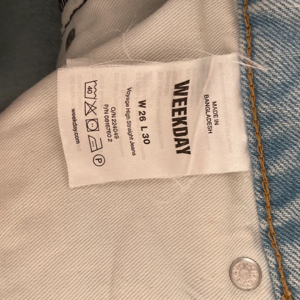 Säljer dessa weekday jeans i modellen ”Voyage High straight jeans”. Jag råkade beställa fel färg, så de är endast använda vid ett tillfälle. De är i storlek W26L30 . Jeans & Byxor.