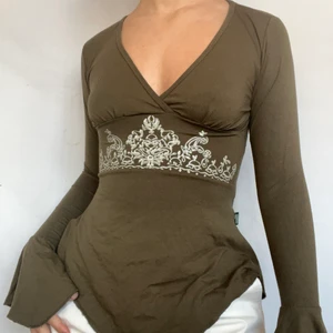 Grön fairycore topp - KÖP DIREKT FÖR 300! Grön fairycore topp med fina ljusa detaljer. Formar kroppen fint! Visas på en s (75A). Plagget är i gott skick utan synliga defekter. 57kr spårbar frakt tillkommer! Högsta bud 240kr. Budgivning pågår tills annonsen markeras såld så buda på! Du vinner om ingen budar mer än dig på 24h