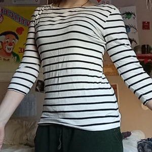 Race marine randig tröja storlek 40 - Jag har inte haft plagget så länge så sicket är bra. Materialet är väldigt skönt och kliar inte alls mot huden. Den ser stor ut när du längre ut den på marken eller på galje men den passar väldigt bra på. Jag hade tänkt mig 200 kr + frakt då det är en fin tröja från bra märke. Jag finns på Värmdö så jag kan mötas upp men hälst inte då jag har mycket att göra just nu. 