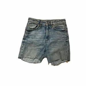Ett par lite av den längre sidan jeans shorts från monki, jag har själv klippt dom☺️ Midjemått: 70cm