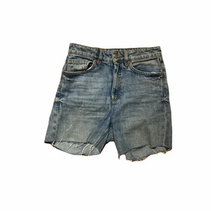 Jeans shorts - Ett par lite av den längre sidan jeans shorts från monki, jag har själv klippt dom☺️ Midjemått: 70cm