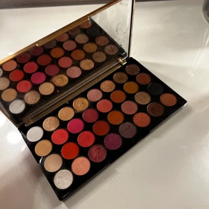 Ögonskugga  - Ögonskuggs palett använt några färger som man kan se, övrigt i fint skick med bra skuggor, jag använder det nu mera aldrig 💗 frakt tillkommer på 26-51kr