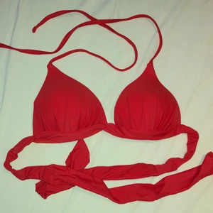 Röd bikiniöverdel  - Röd bikiniöverdel från Shein i storlek S men är mer som en S/Xs. Aldrig använd pga fel storlek. Nypris 69kr, säljer för 35kr. 