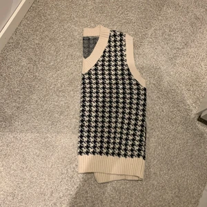 rutig väst - fin väst som jag köpte men aldrig använde, från shein i storlek 34. pris kan diskuteras och köparen står för frakt!