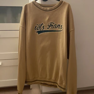 iets frans sweatshirt - säljer denna tröja som ja köpte från Urban Outfitter för ungefär 500kr men har dock haft på mig den typ 2-3 gånger ✨ den är i en väldigt nytt skick och är gott som ny! 🦋 pris kan diskuteras!