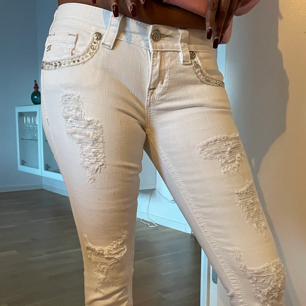 Ett par super snygga MissMe jeans som passar sjukt bra till våren snart! Den är äkta och sällsynta, därav säljer jag dem för lite mer🤍 jeansen har många detaljer och är i storlek 26 men passar även 25, och 24 med skärp❤️ utgångspriset är 810 och börja buda❤️. Jeans & Byxor.
