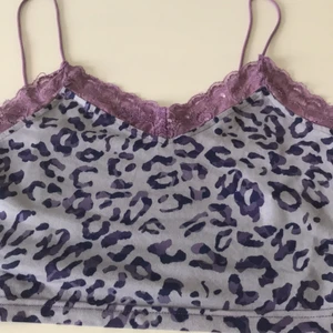 Top - Säljer denna snygga spetisga topp som sitter perfekt på, köptes för 200. Du står för frakt