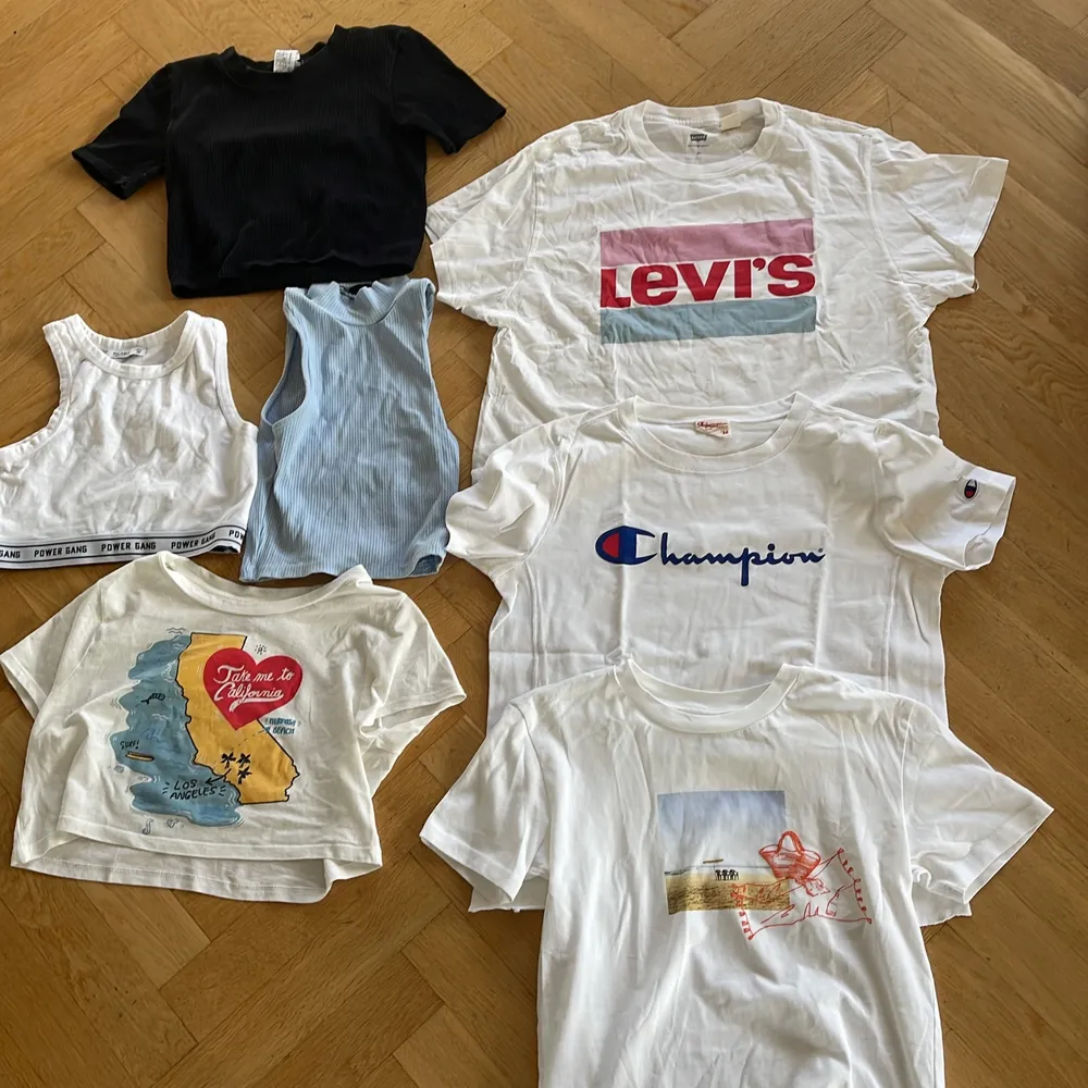 Olika t-shirts med tryck & linnen 10kr/styck för linne, 40kr/styck för t-shirts . T-shirts.