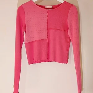 rosa patchwork topp 💘 - rosa patchwork topp från stradivarius 💗 passar både på sommaren & på vintern 🌨 endast använd några få gånger, så fortfarande i jättebra skick !! priset går att diskutera, ge egna förslag 😇 om fler skulle vara intresserade blir det budgivning !!